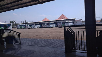 Rest Area Bus Dewi Sri outside