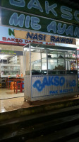 Baksone Pak Naryo outside