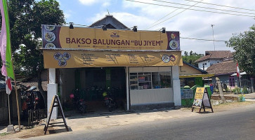 Bakso Balungan Bu Jiyem outside