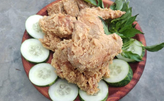 Warung Geprek Sambel Korek Kanal Titi Kuning food