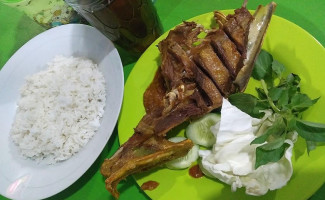 Pecel Ayam Pak Ijo food