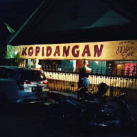 Kopidangan Momdee outside