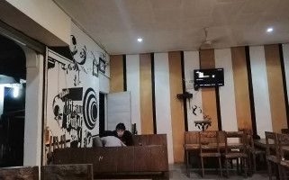 Kedai Kopi Hitam Putih Rokok Sehat Tentrem inside