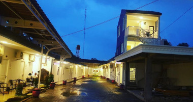 Sultan Guest House N Resto outside