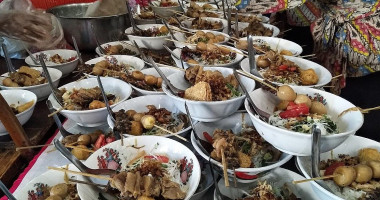 Warung Makan Bu Dar (rawon,soto,pecel,nasi Tumpang,dll) food