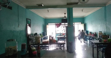 Warung Pak Djalal inside