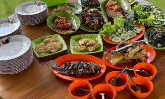 Rumah Makan Banyumili food