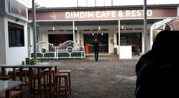 Dimdim Cafe Resto outside