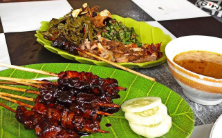 Warung Babi Guling Dariz food