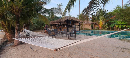 Sunset Beach Club At Coconut Island outside