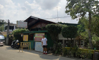 Chef Mau outside