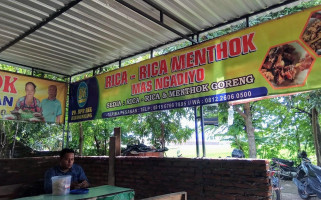 Rica-rica Menthok Pakde Ngadiyo outside