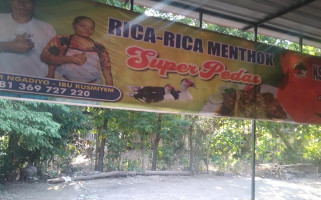 Rica-rica Menthok Pakde Ngadiyo outside