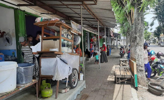 Bakso Pak Pur outside