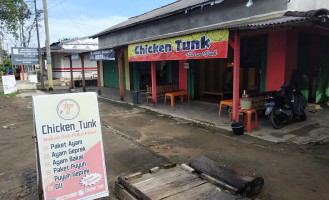 Chicken_tunk outside