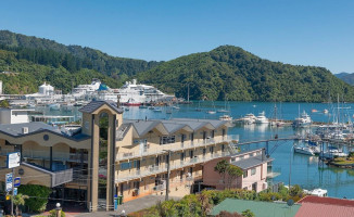 Picton Beachcomber Inn outside