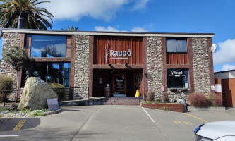 Raupo Cafe, Traiteur outside