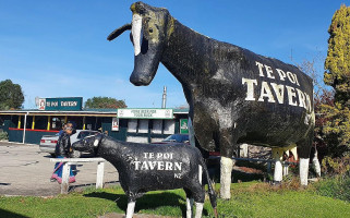 Te Poi Country Tavern outside