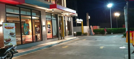 Jollibee outside