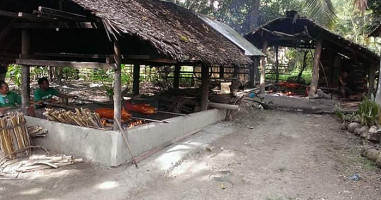 Omie's Lechon (rommel Duetes) outside