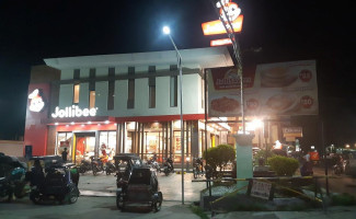 Jollibee outside