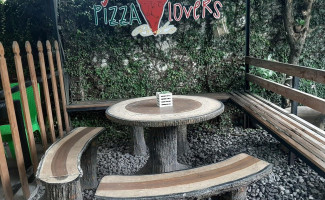 Pizza Lovers Resto outside