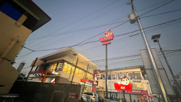 Jollibee outside