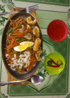 Gina's Lomi Hauz food