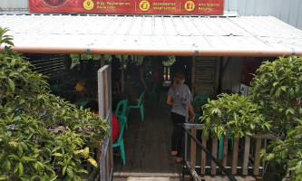 Art’s Special Batchoy outside