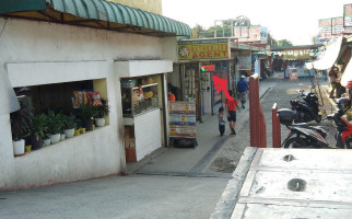 Jollibee outside