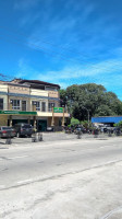 Umingan Public Market outside