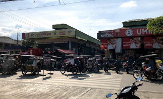 Umingan Public Market outside