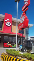 Jollibee outside