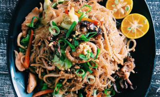 Kuya Rey’s Batangas Lomi And Pancit food