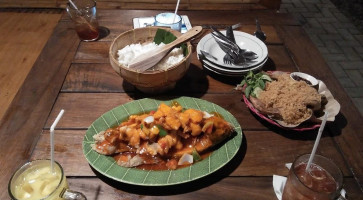 Rumah Makan Ikan Bakar H. Mustofa food