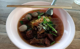 ก๋วยเตี๋ยวเนื้อตุ๋นเจ๊กยาว food