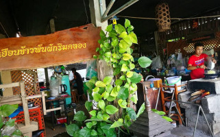 Huan Khao Pan Pak By The Canal outside