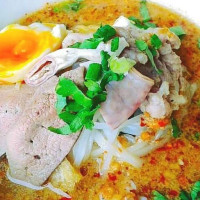 ร้านก๋วยเตี๋ยวไก่รวน food