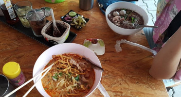 ร้านก๋วยเตี๋ยว ข้าวซอยน้องไตตั้น food