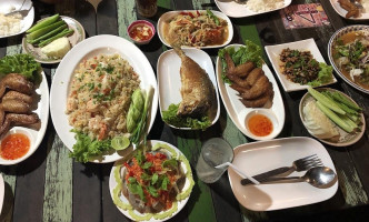 ร้านอาหาร ระเบียงแซ่บ food