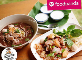 ก๋วยเตี๋ยวติดดิน food