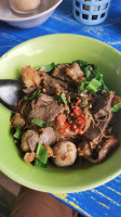 ทองใบก๋วยเตี๋ยวเรือผักหวาน ต้มเลือดหมู เกาเหลาปลา food