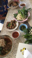 ร้านชุลีรัตน์ ก๋วยเตี๋ยวเฝอ food