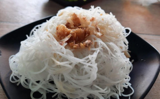 ส้มตำชานชาลา food
