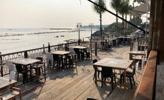 Moken Seafood outside