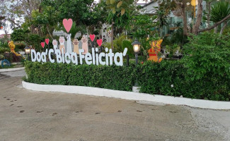 Dog'c​ Blog​ Felicita' outside