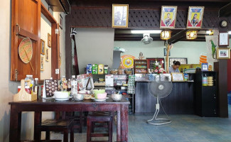 ร้านยายดวง inside