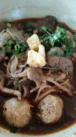 ก๋วยเตี๋ยวเรือวารี จอมทอง food