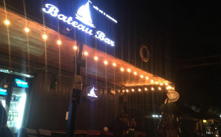 Bateau outside