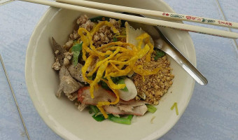 ร้านก๋วยเตี๋ยวแปดริ้วสูตรแม่แหม่ม food